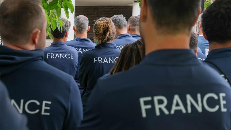 Membres de l’Équipe de France réunis, vus de dos